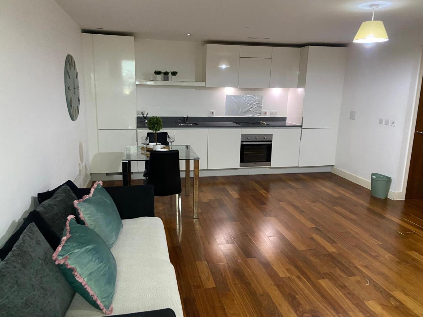 Apartment From - Modern 1 Bedroom In Centre - Ideal For Family, Business And Leisure