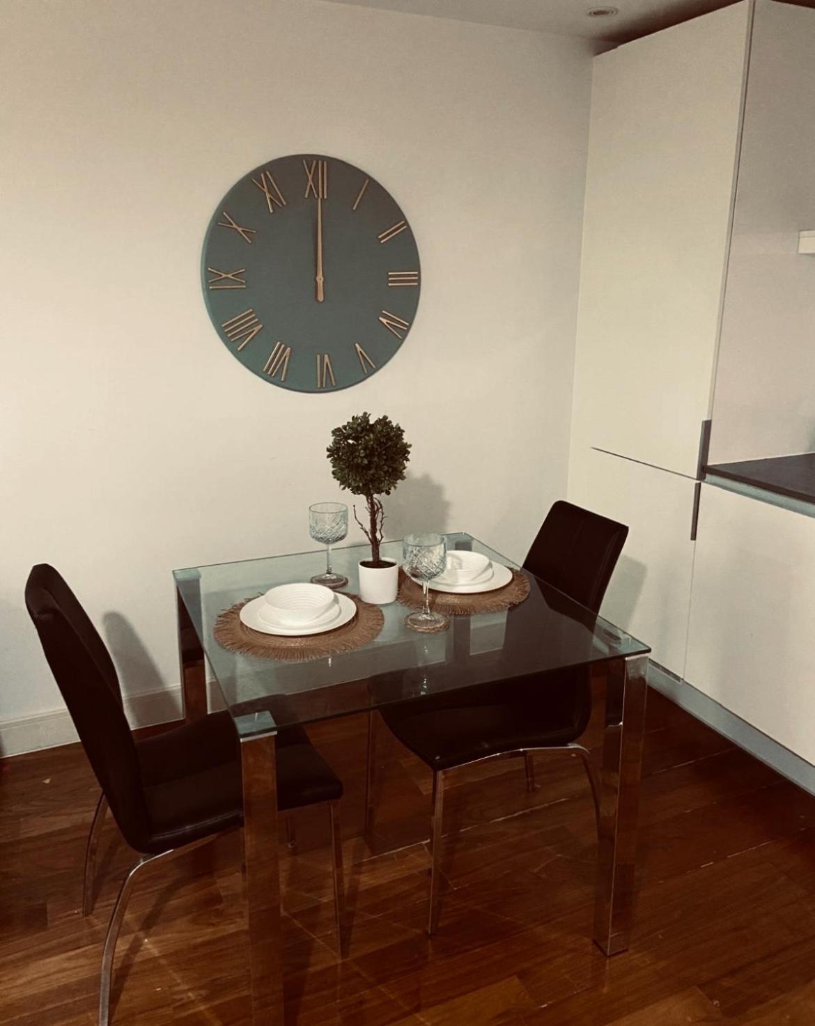 From - Modern 1 Bedroom In Centre - Ideal For Family, Business And Leisure Apartment *